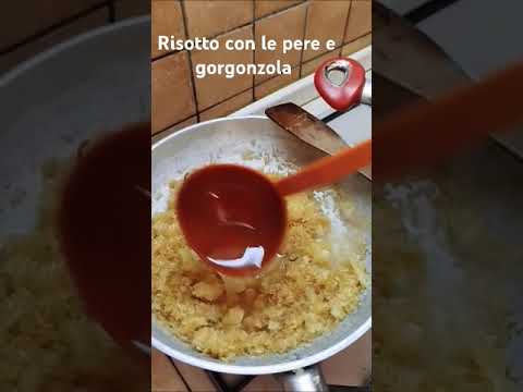 RISOTTO CON PERE E GORGONZOLA RISOTTO CON PERE E GORGONZOLA