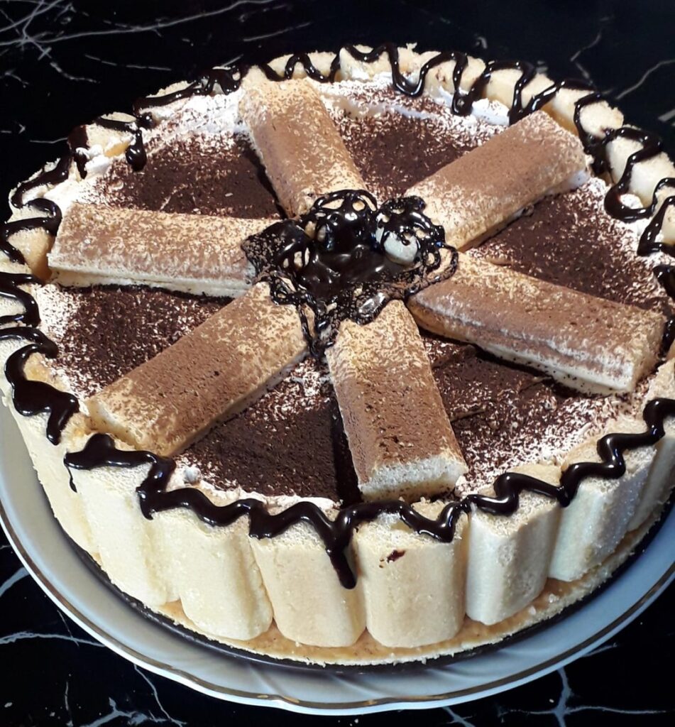 Mascarpone cake, wonderful taste, beautiful to the eye and rather simple to make. Fellow amateur chefs, let's go, the recipe and procedure is in the comments Have a good time 😉