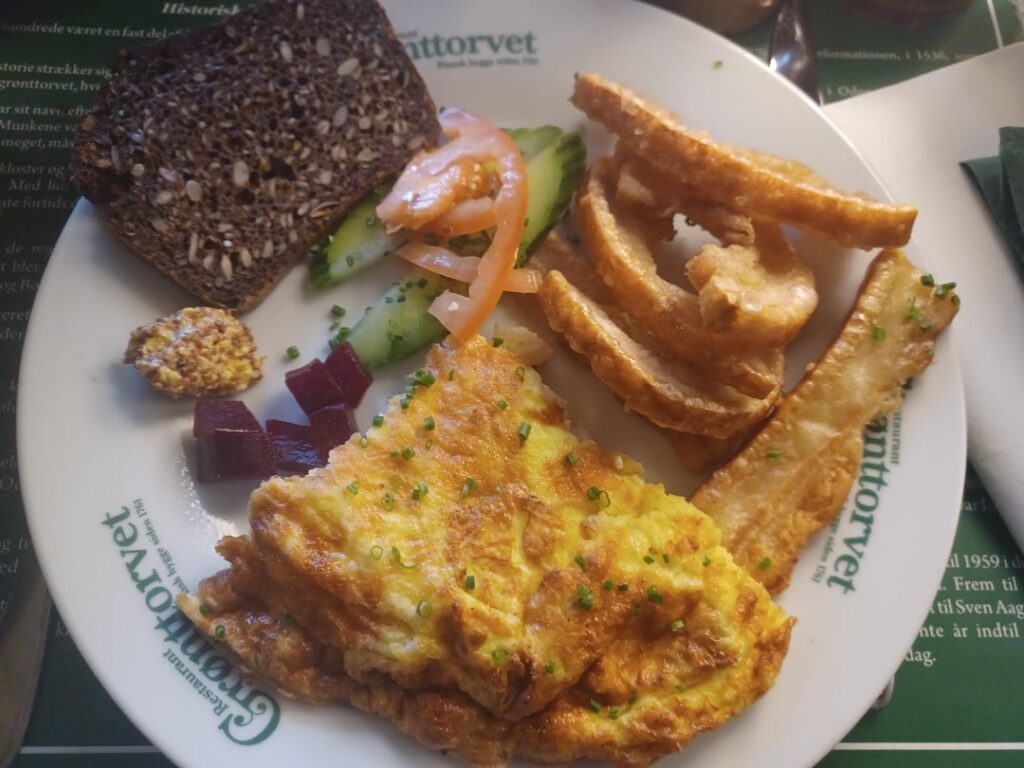 Æggekage, fried pork belly strips with rind, ryebread, pickled red beets, and mustard