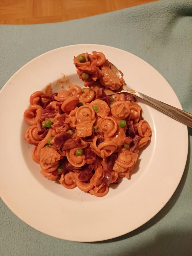 Pasta with beet, peas and soy chunks