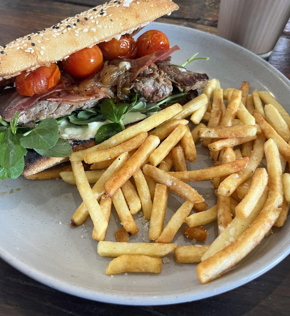 Steak sandwich with chips
