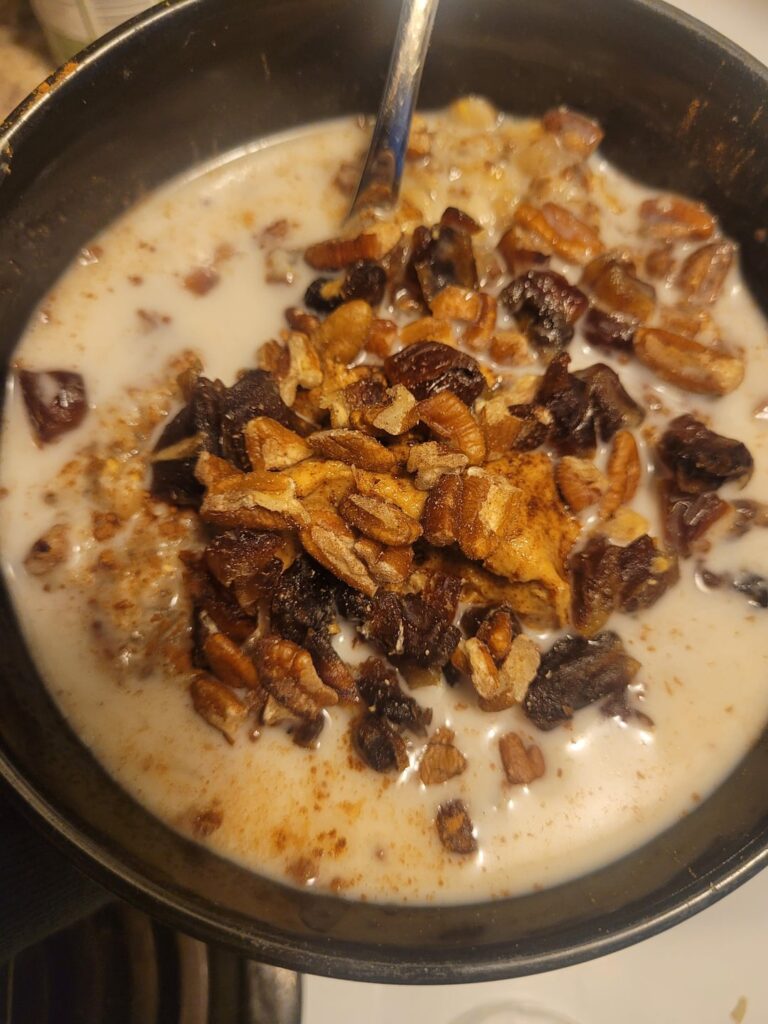 Muesli power bowl for breakfast! Swipe for recipe and nutrition 🥣