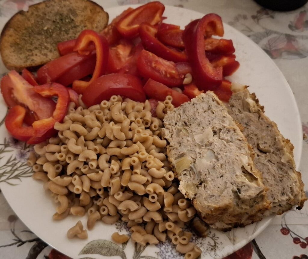 Gymbro friend who doesnt have a reddit account asked me to post her post-workout meal