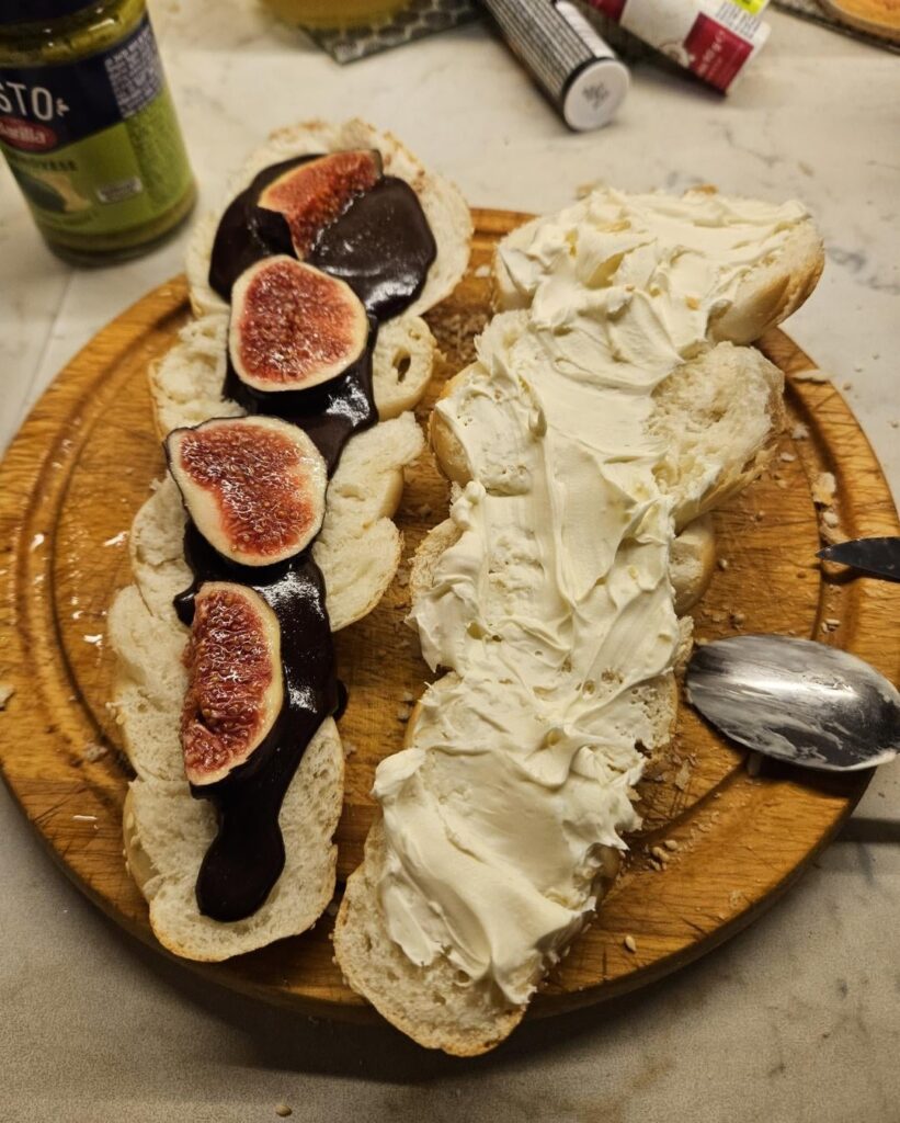 Sandwich with homemade chocolate spread, figs and mascarpone