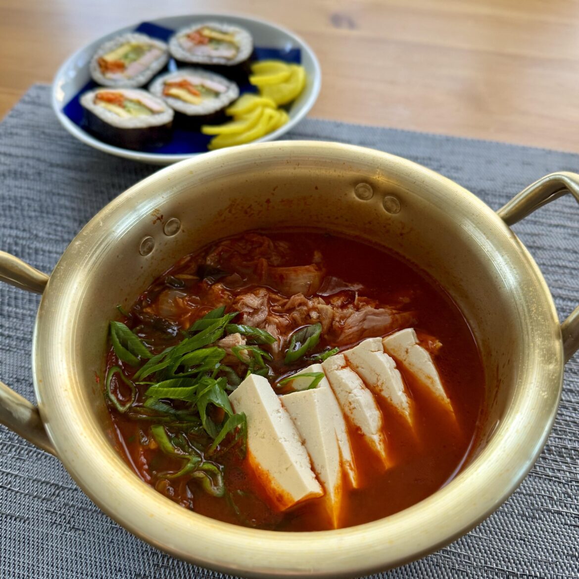 Tuna kimchi jjigae