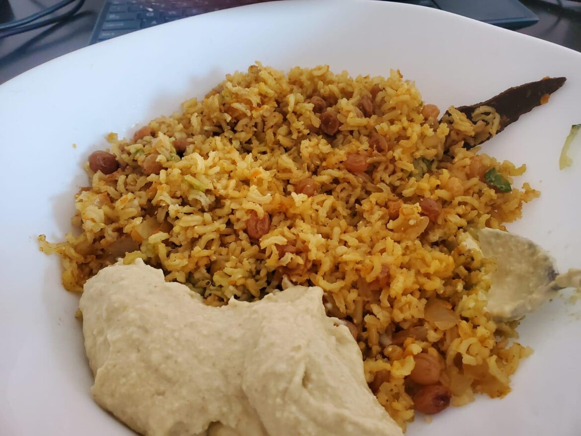 Bukhari Rice: The tastiest brown basmati rice you'll have. Try it with hummus on the side for more protein! (RIC)
