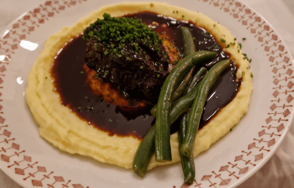 Braised beef cheeks in red wine sauce