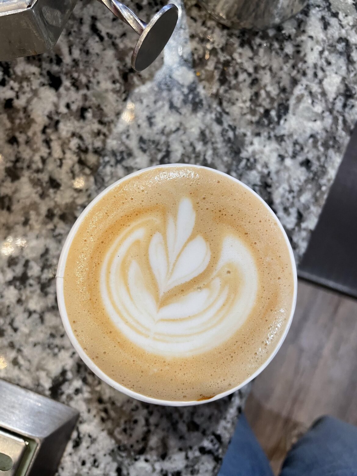 Latte art in 16oz cups. How. It always turns out ugly for me. Any tips?  (This is on a 12oz latte for reference)