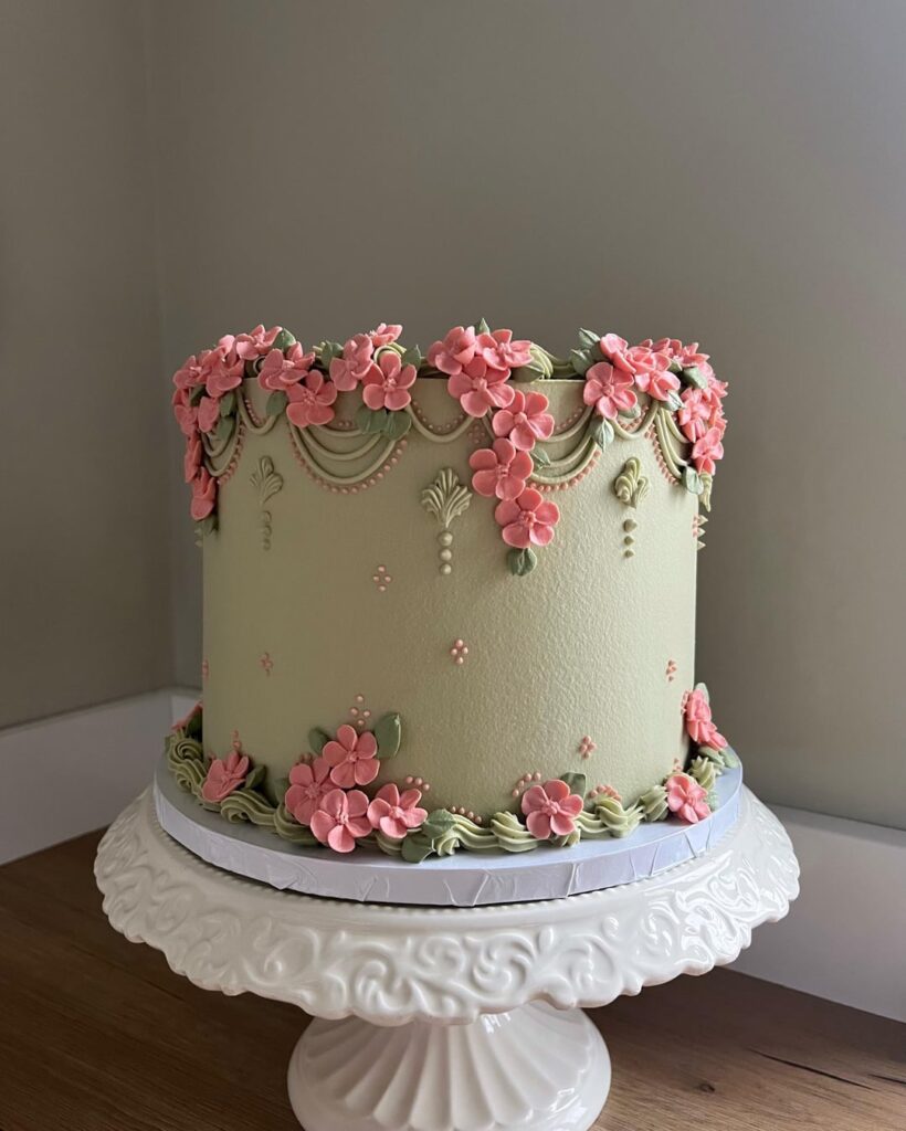Vintage floral cake in rich green & pink tones 🌺