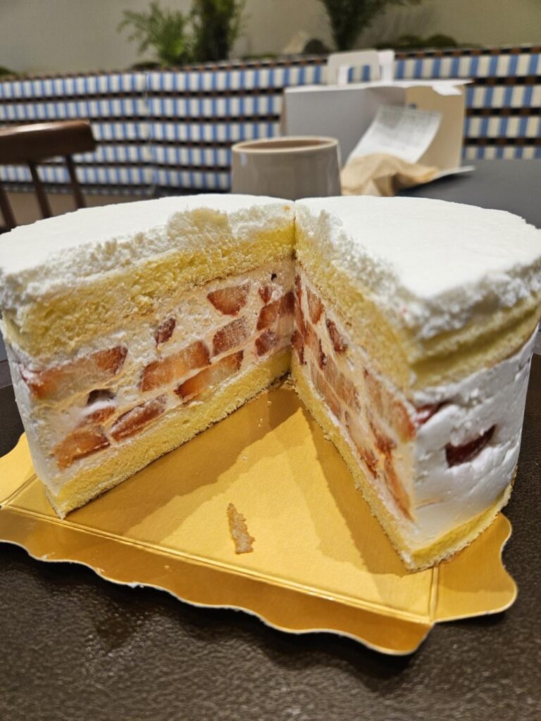 I saw that some people were worried the cream layers might bleed because of the strawberries. So I want to let you know there’s nothing to worry about. This is the cake I made the other day, and there’s no bleeding.