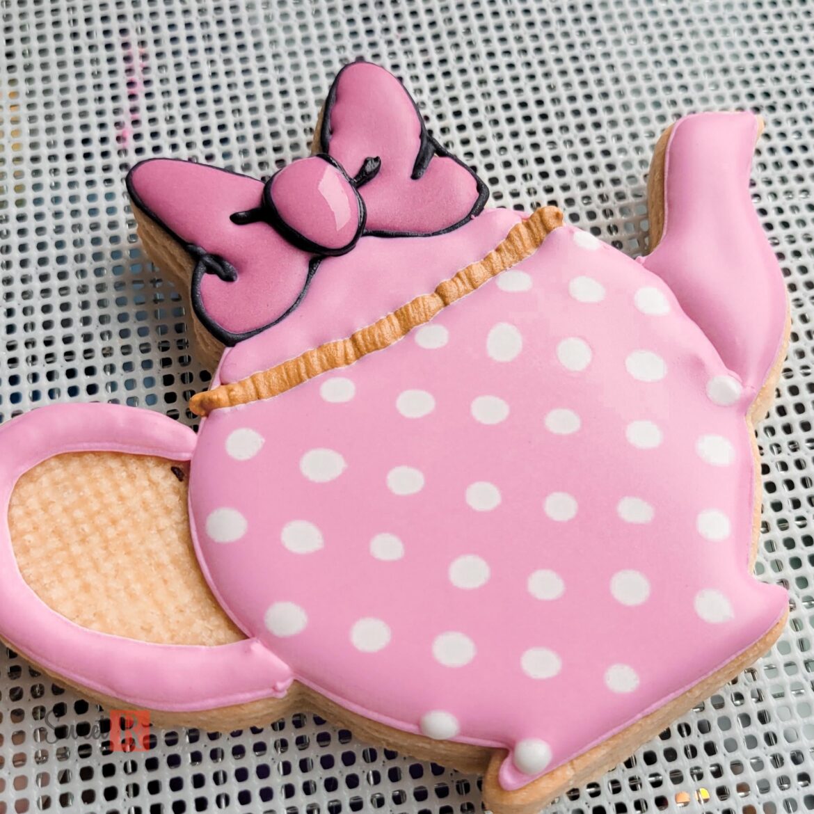 My daughter is having a tea party