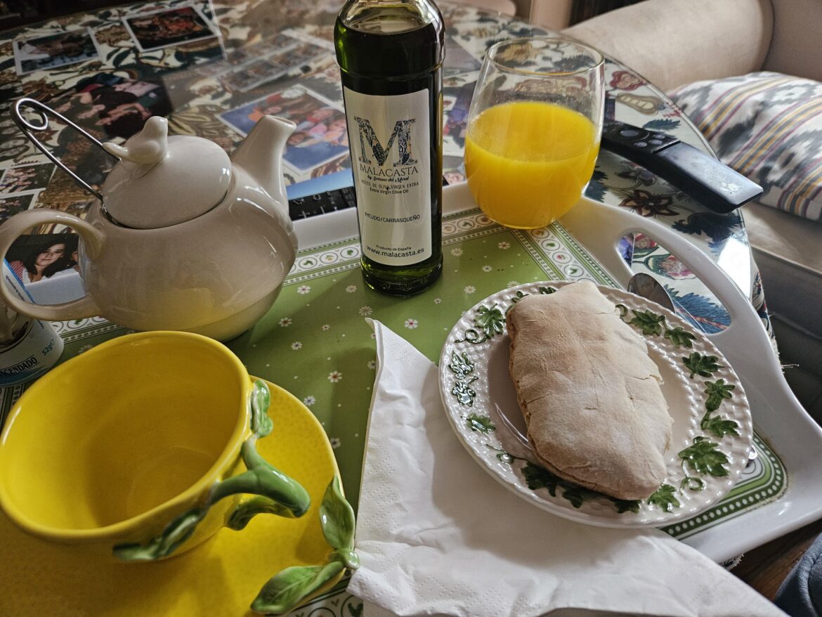 Breakfast: mollete with olive oil, tea and orange juice
