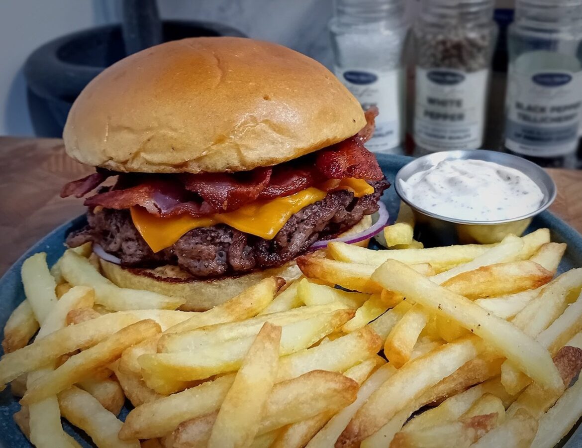 [Homemade] Burger with spicy mayo, double cheddar, bacon and red onion, served with fries and black pepper dipping sauce