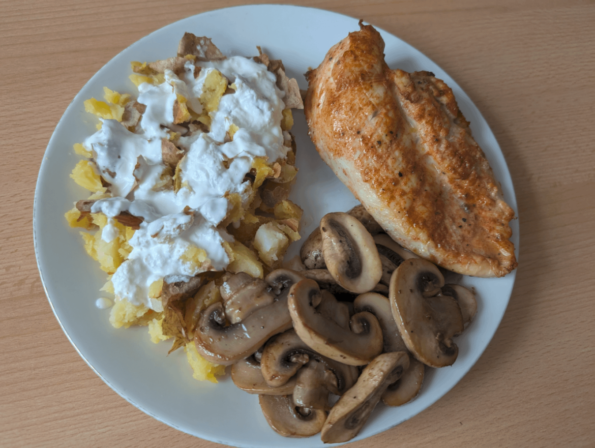 Air fried chicken, sautéed mushrooms and baked potatoes with sour cream
