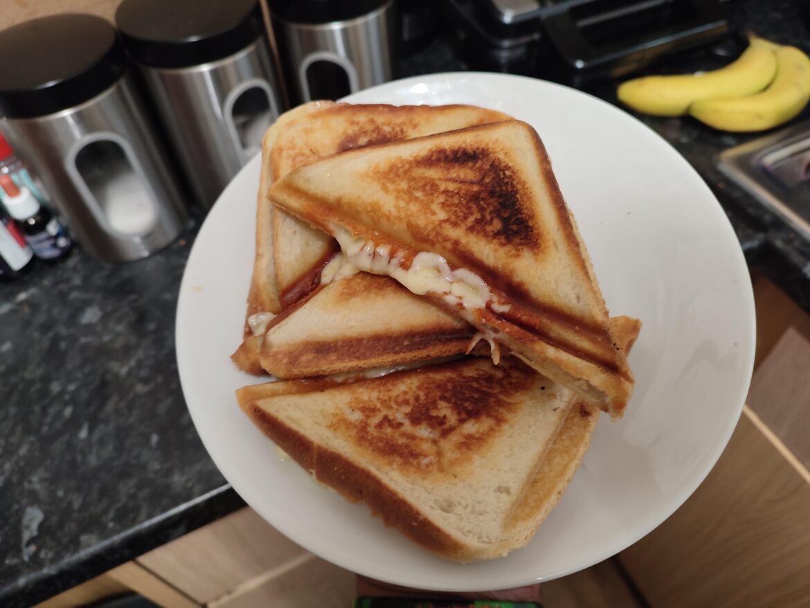 Cheese and ham toasties at 5am 😍