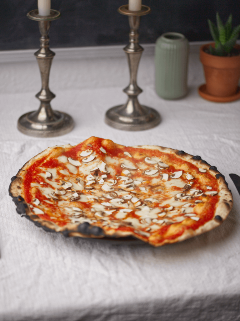 Made pizza yesterday: the first one was a scrocchiarella romana (mushrooms), and the second a Neapolitan pizza (ananas, bacon, jalapeño). I always thought I was a Neapolitan guy, but I'm really starting to get the hang of this scrocchiarella romana.