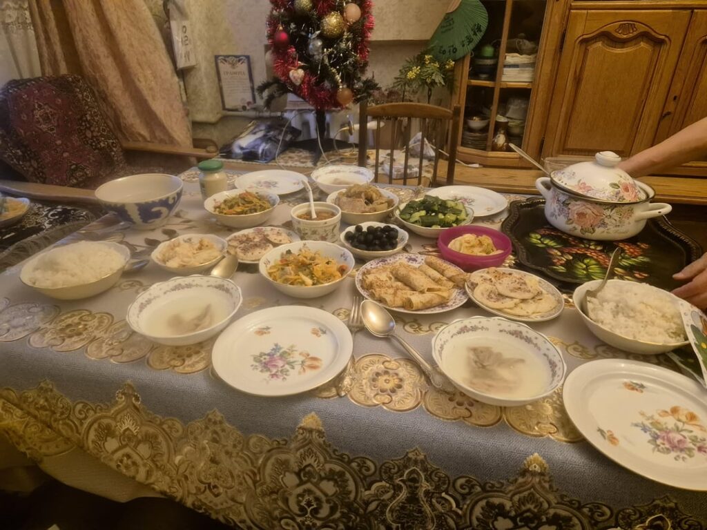The New Year dinner by my grandma, from the Korean diaspora in Kazakhstan. Other than the Soviet dishes like pancakes and meat jelly, how much of that is recognisable to you?