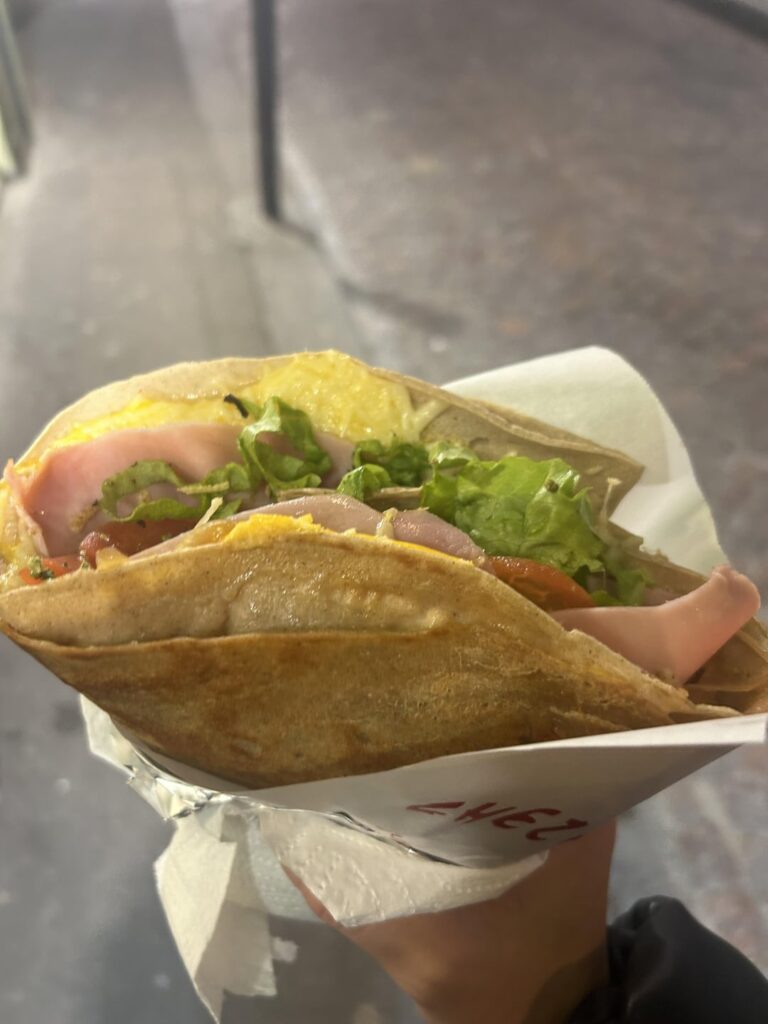Ham, cheese and egg crepe with tomatoes and salad - how many calories?