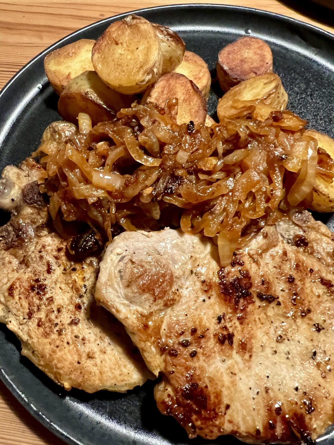 Kotelett und Bratkartoffeln