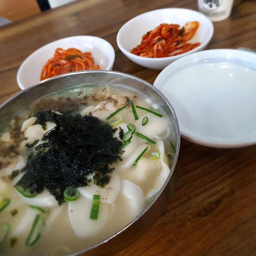한국인은 설날에 떡국을 먹어야 나이를 올립니다.