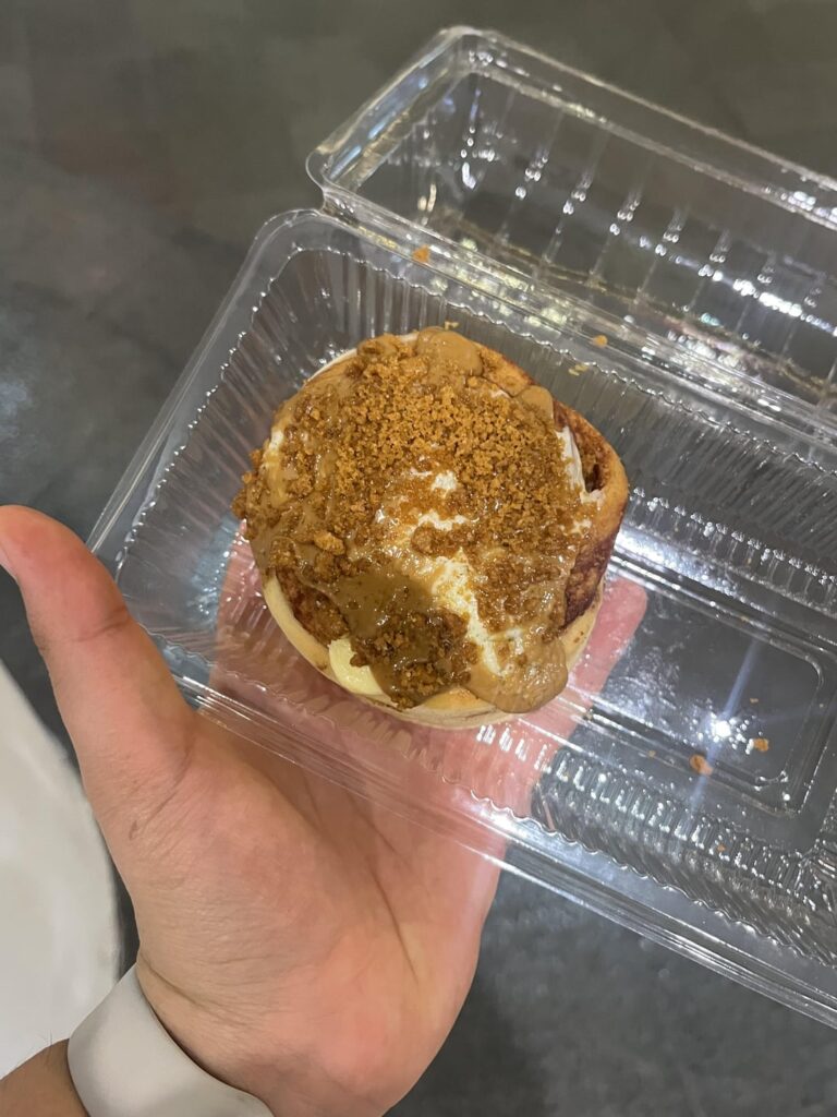 Biscoff cinnamon roll calories?