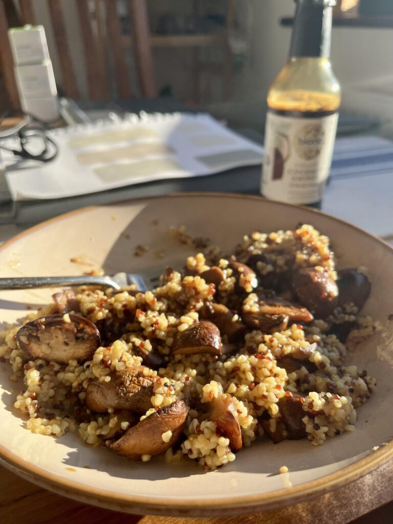 hearty ~400 cal lunch of quinoa and mushrooms
