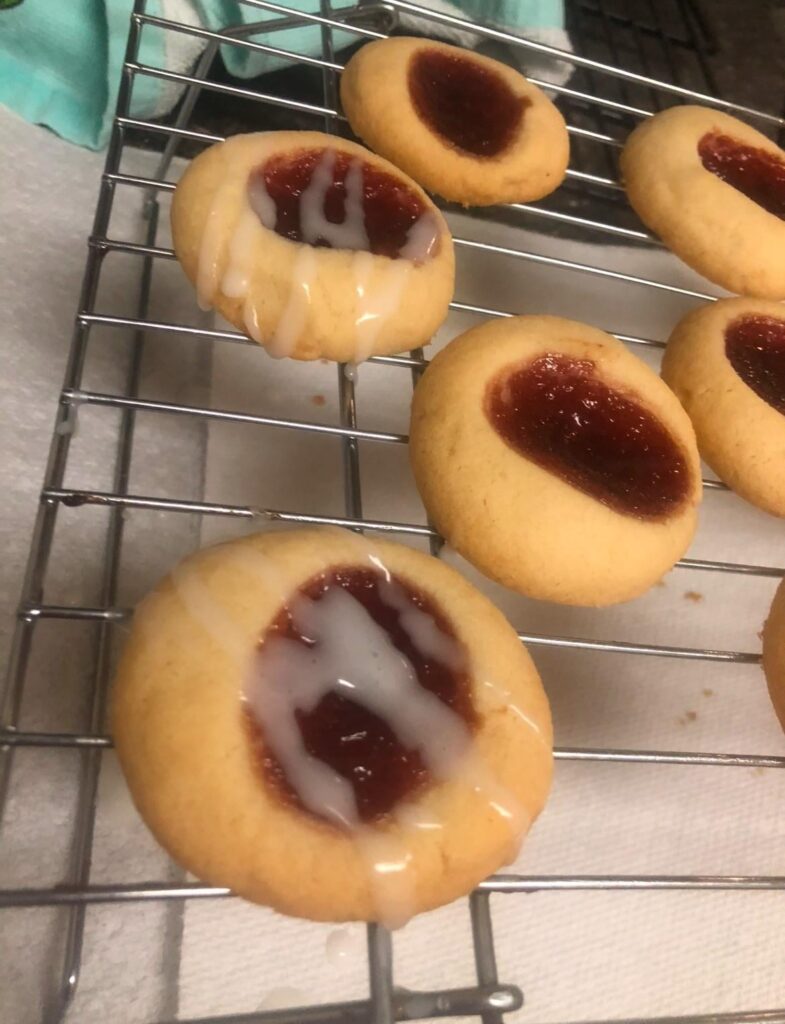 To the person who posted their eclair glaze: I present, my horrifically loose jammy dodger glaze