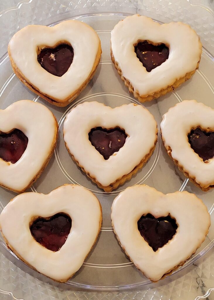 First time making linzer cookies, do the straight edge or crinkle cuts look better?