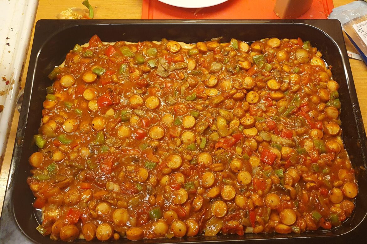 My latest heresy: Pan pizza with hot dogs, bell peppers and BEANS