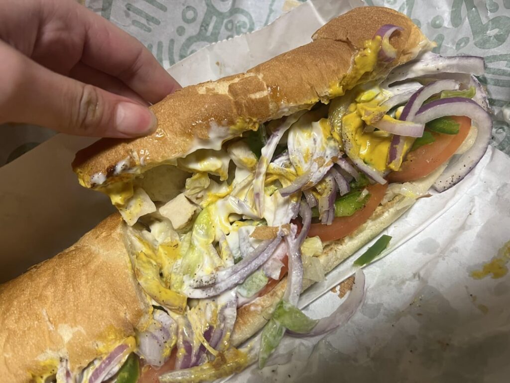 I asked for a handful of onions and subway worker delivered 😩