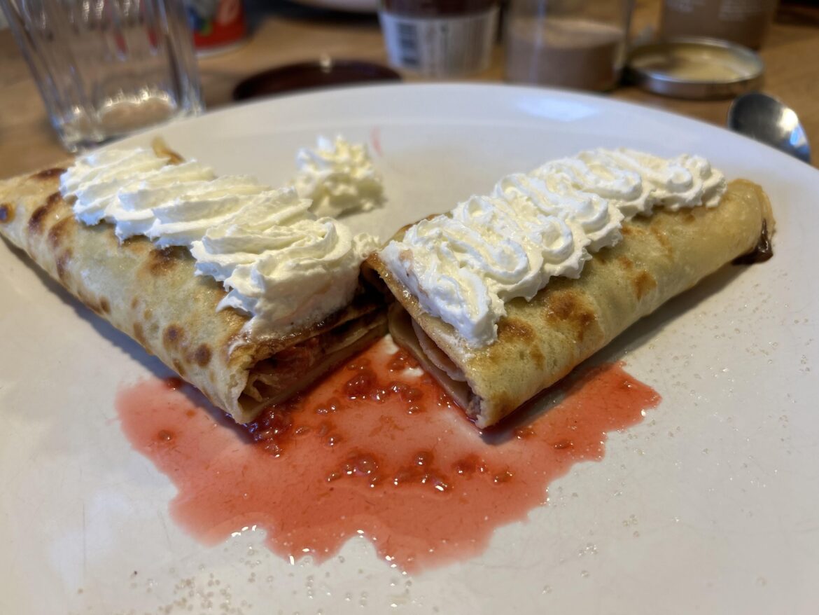 My daughter did some crepes with vanilla ice and and hot raspberries 😋