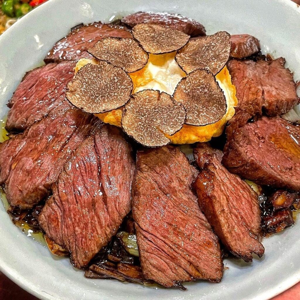 When I went to Korea for plastic surgery, the Korean food nearby was much more delicious than I expected.