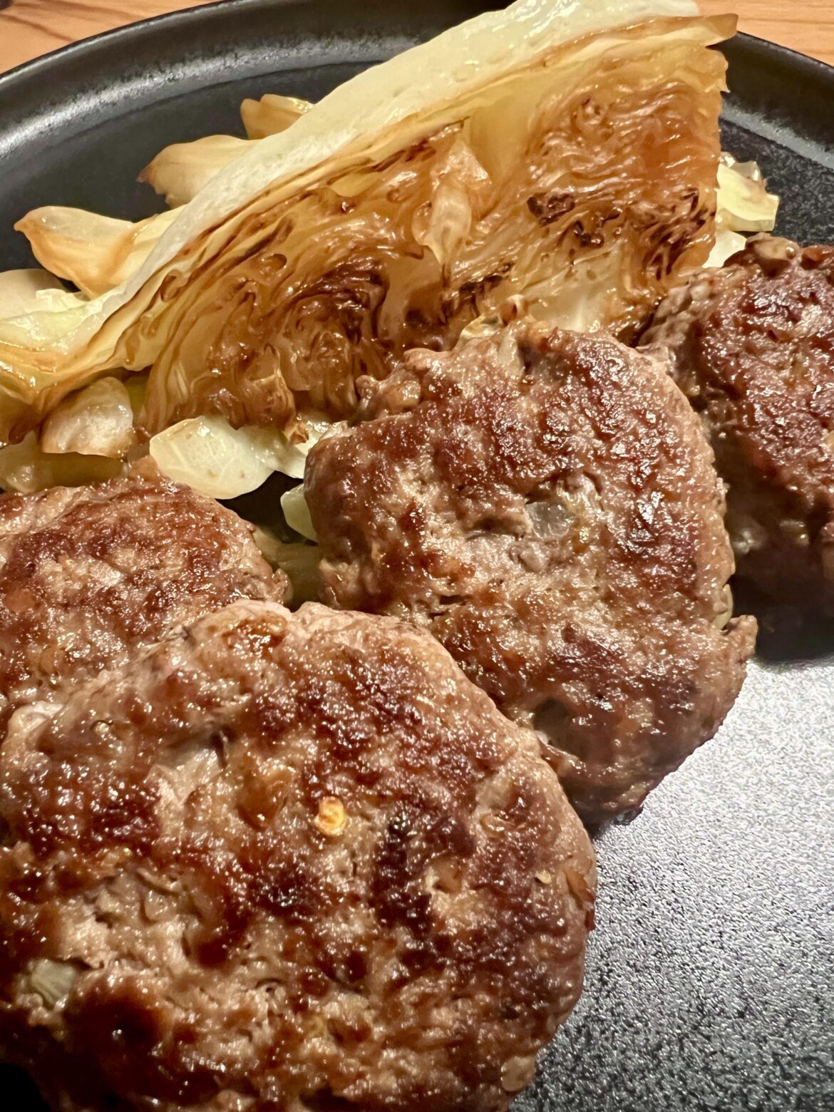 Frikadellen und Spitzkohl