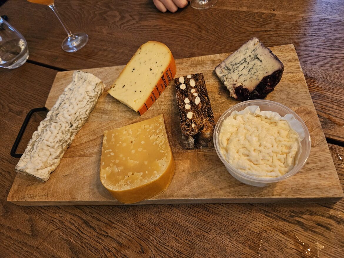 Yesterday's cheeseplate. Pont d'Yeu, Le Petite Doruvael with truffle, Old Beemster, some date bread, Blu '61 with cranberries and St. Felicien