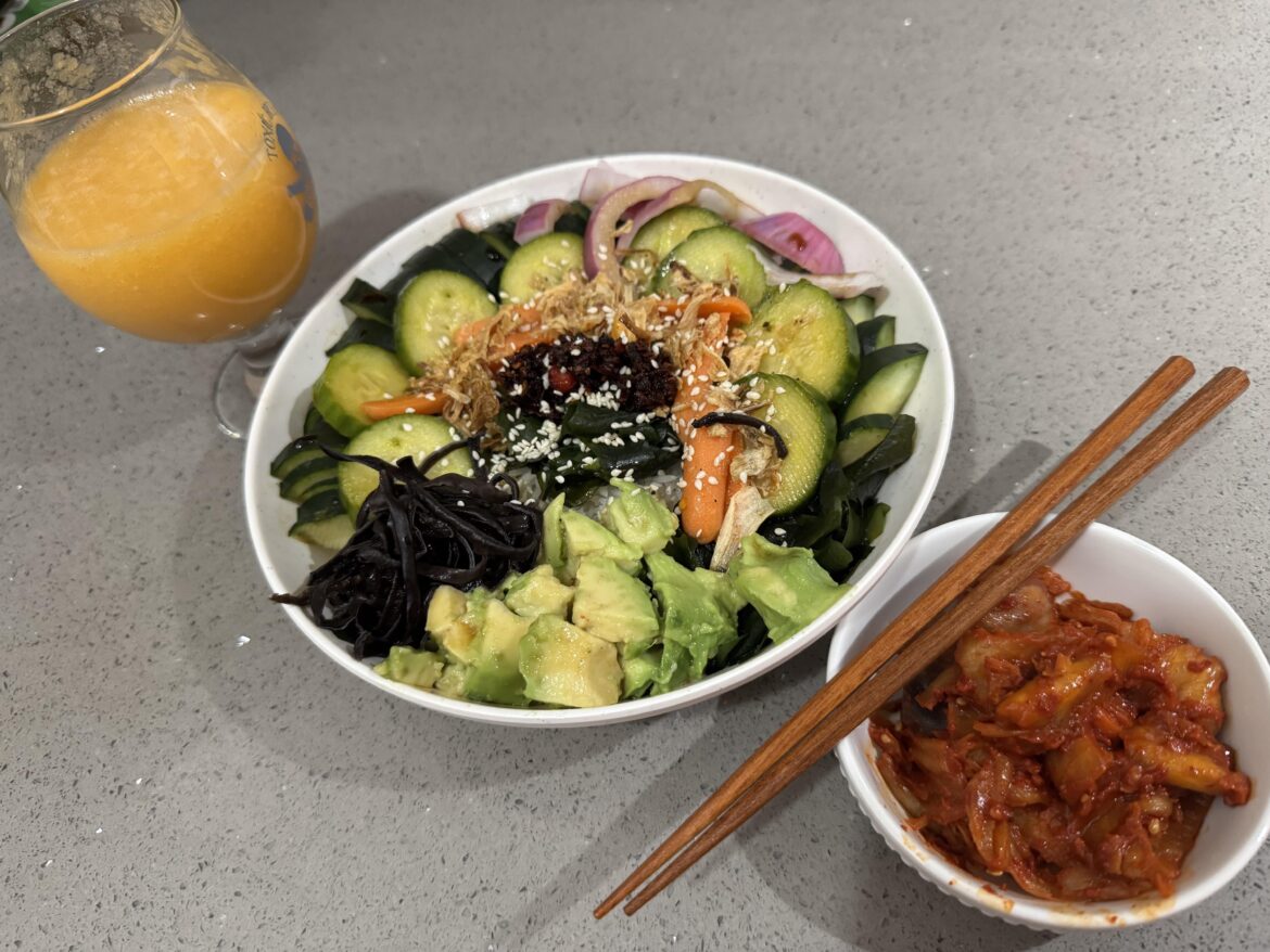 Bibimbap bowl, kimchi, & guava juice for 550 cal Bibimbap bowl, kimchi, & guava juice for 550 cal