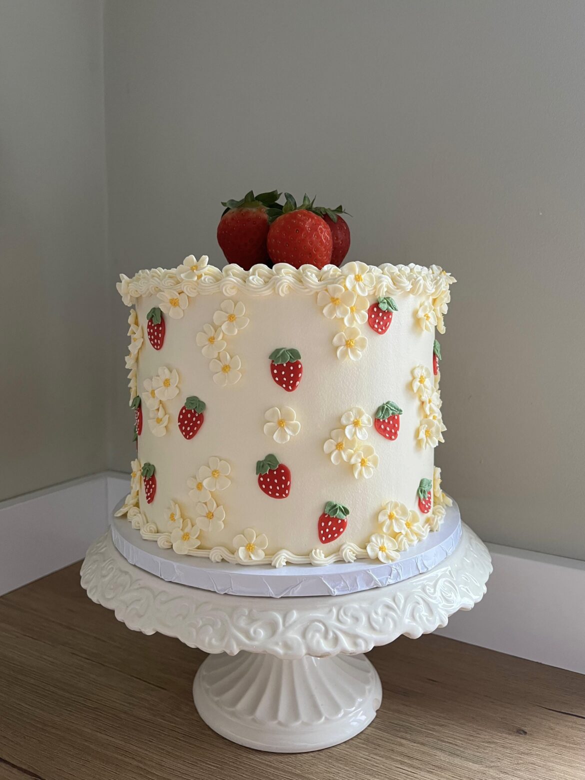 Vintage “Berry First Birthday”cake! Classic vanilla sponge filled with strawberry jam 🍓