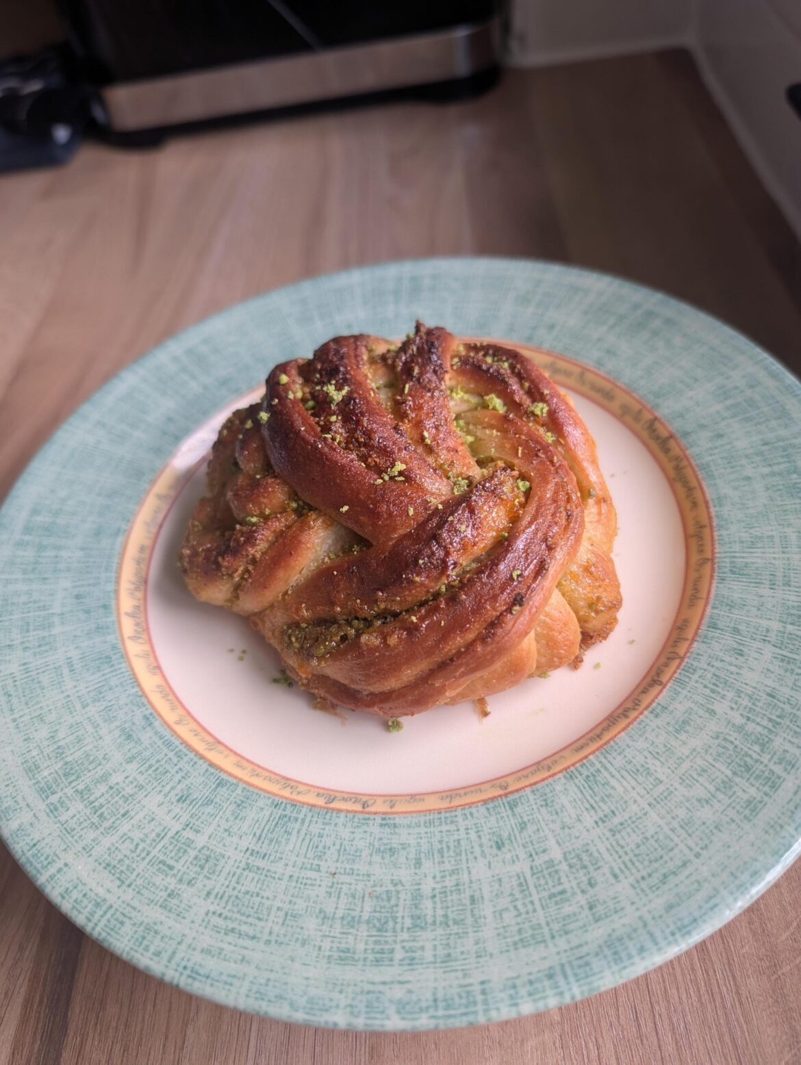 Experimenting with winter flavours: Orange and pistachio bun