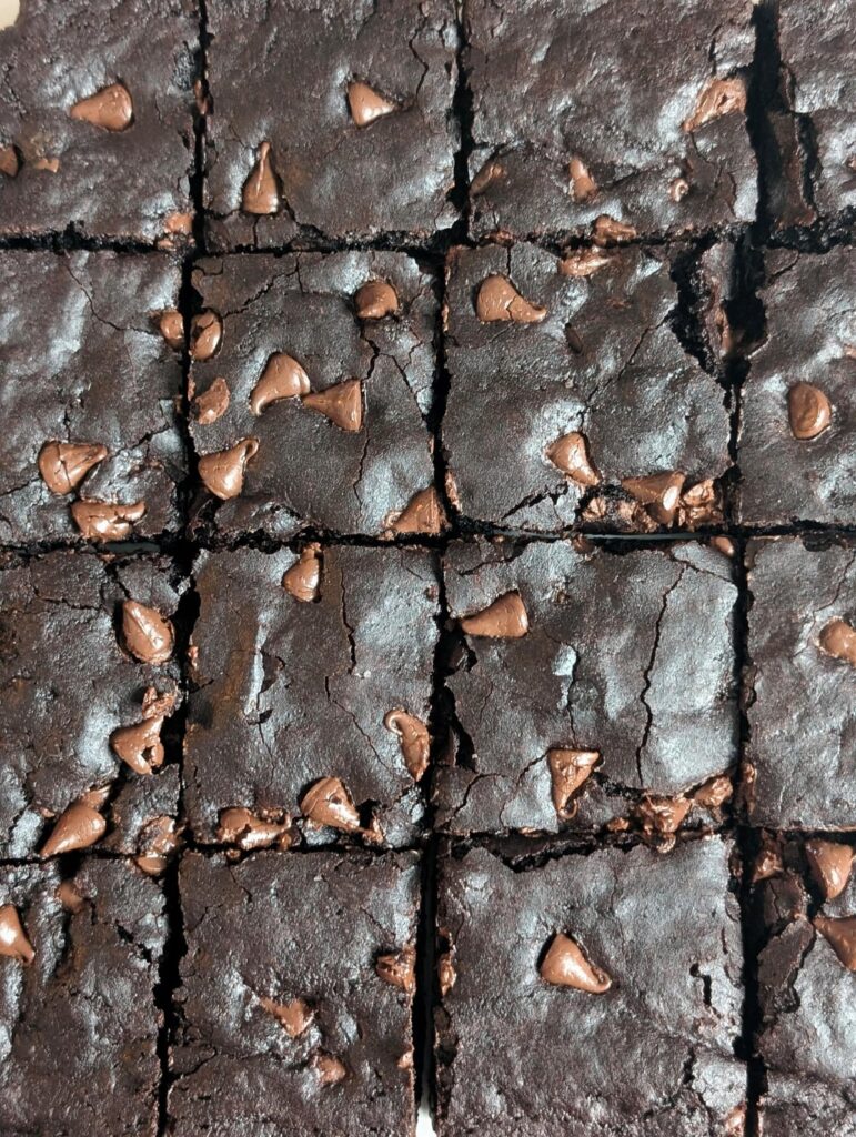 Baked some brownies while the snow falls. Such a great decision! 🤤