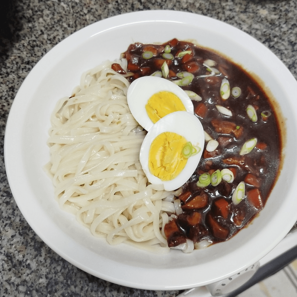 Cooked my comfort Korean food after 4 days of 16h shifts - Jjangjangmyeon 🩷