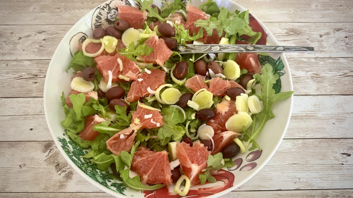 Red grapefruit salad with arugula & leeks