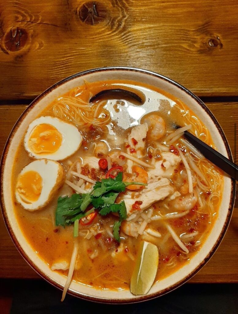 1000 cals for this laksa rice noodle soup?😋