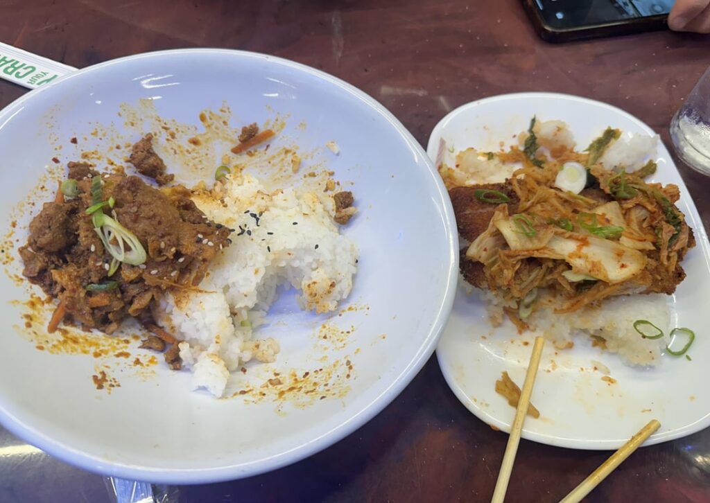 Sunday was my birthday and surprisingly my friends took me to eat bulgogi with rice and kimchi tonkatsu, it was delicious