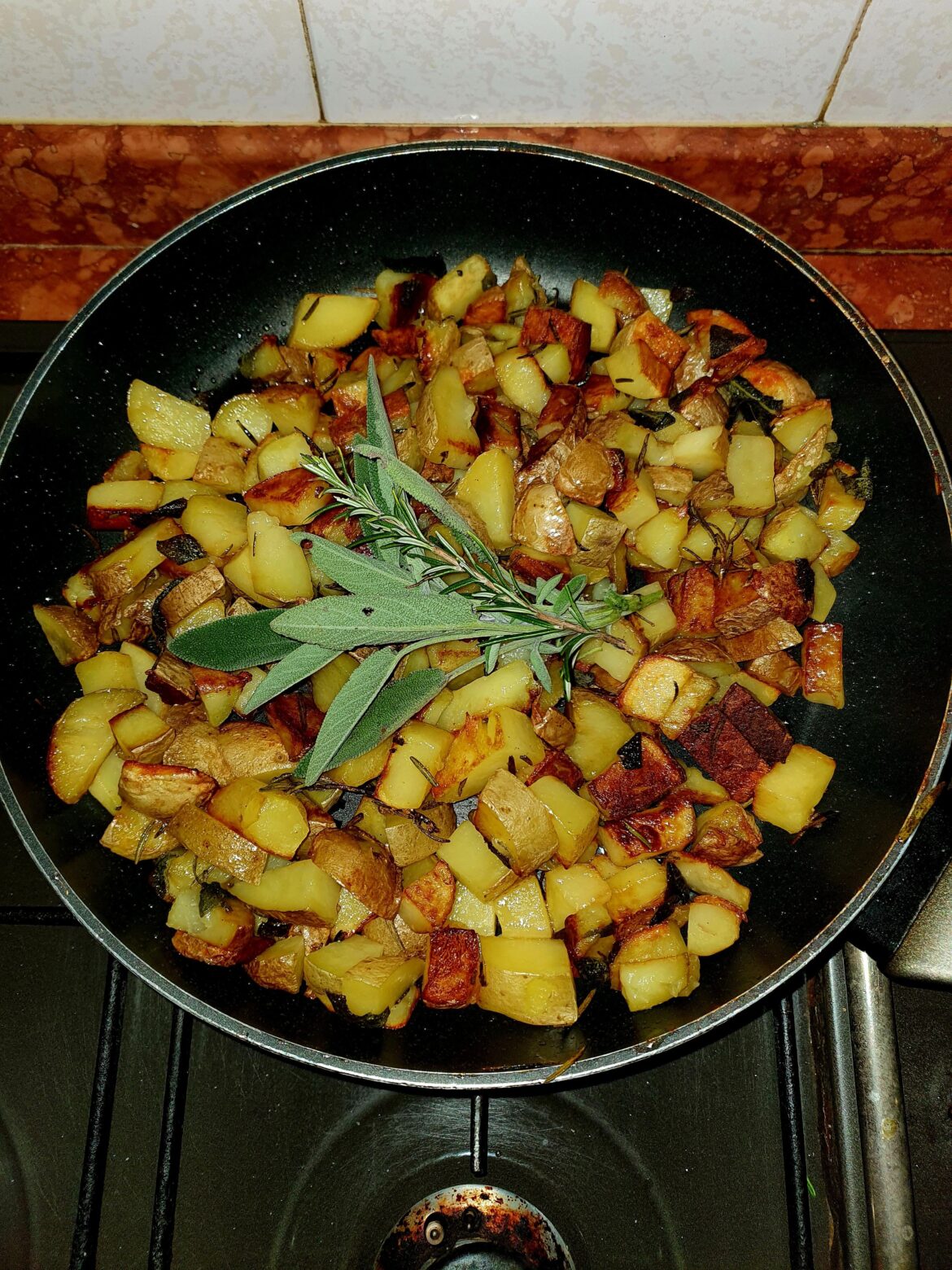 Pan-fried potatoes with aromatic herbs.