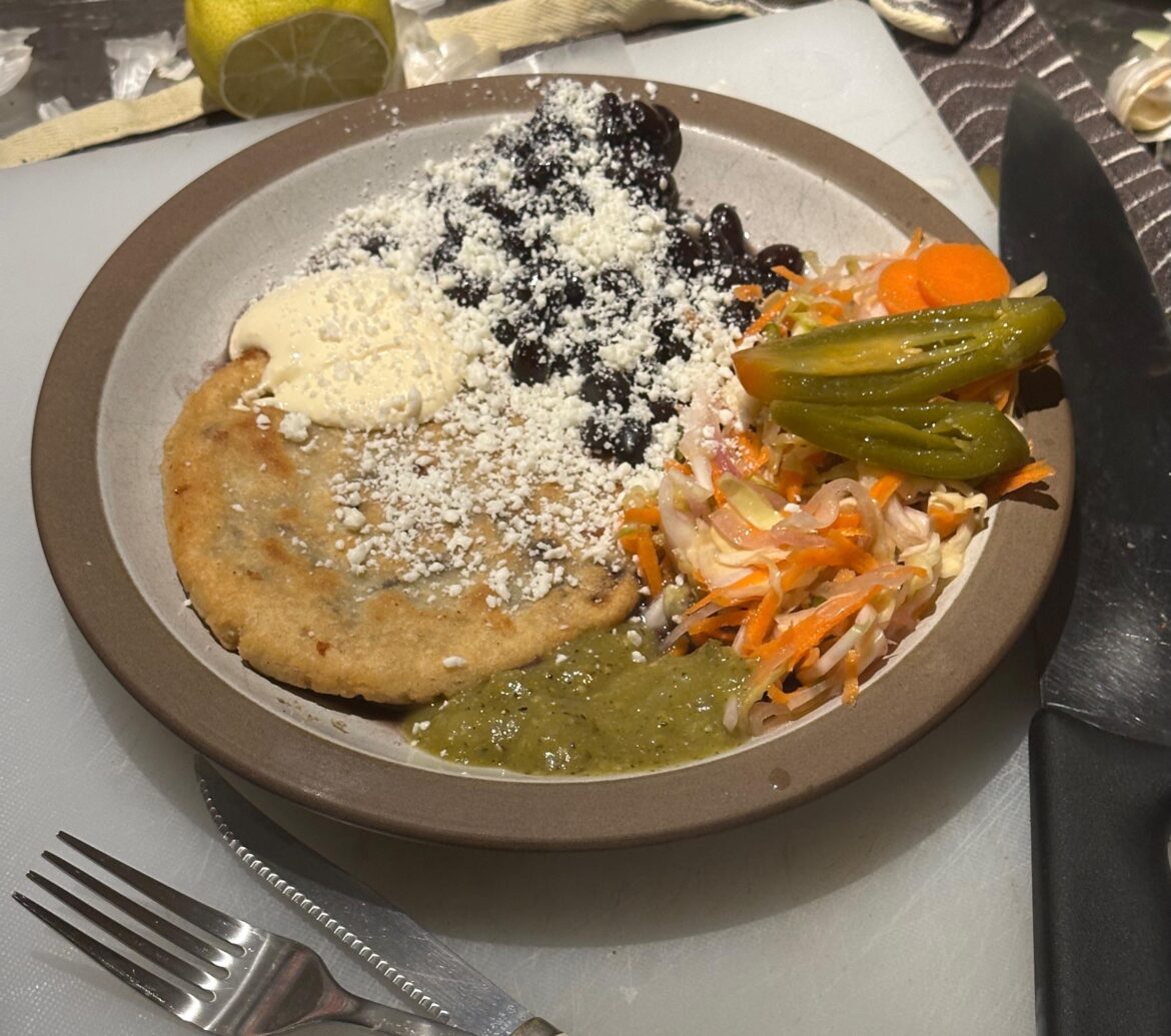 Pupusa, curtido, salsa verde