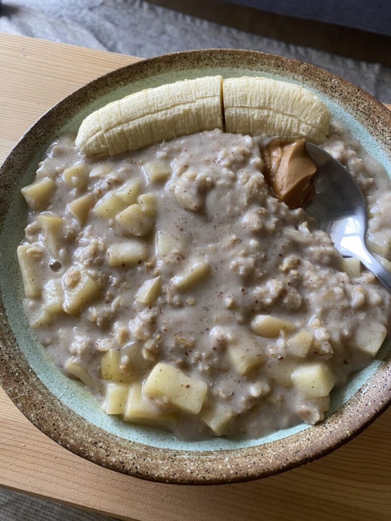 Apple banana biscoff oats, 449 cal