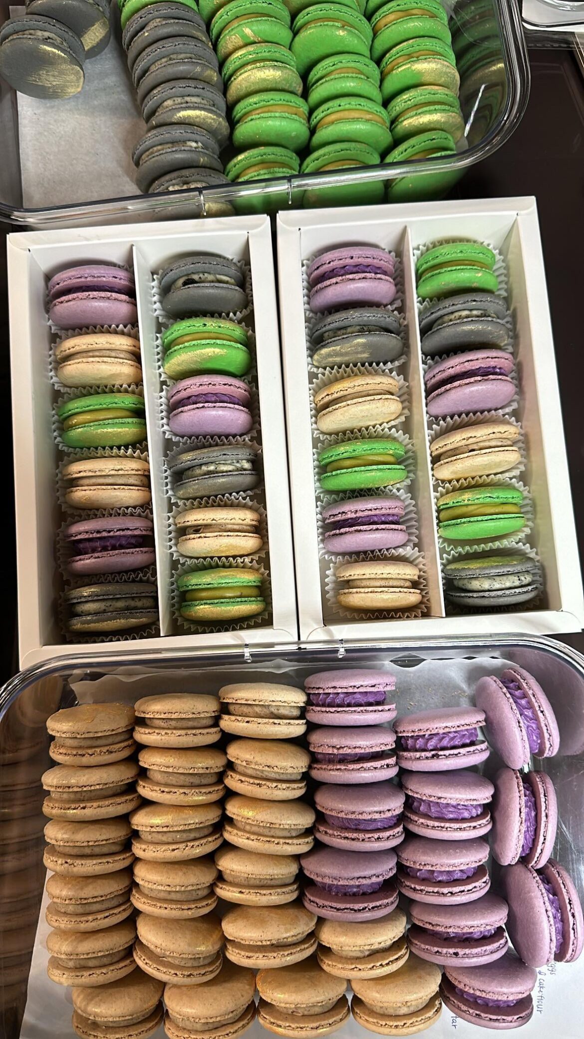 Who knew how much joy it can bring to see your macarons packaged in nice boxes 🥹