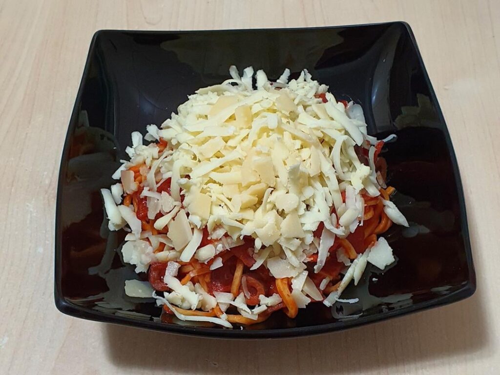 Fresh spaghetti, tomato sauce (basil Passata, olive oil, garlic, salt), Sibiu salami, Kalamata olives, Kashkaval, Grana Padano