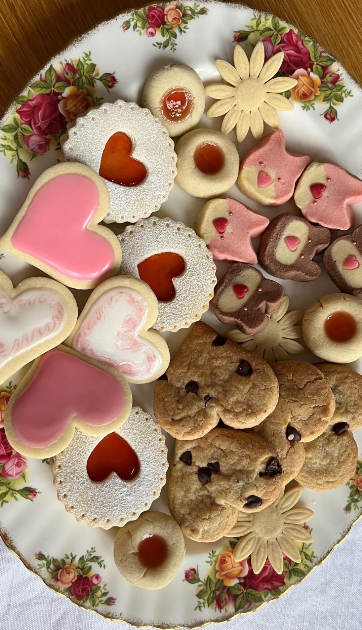 I’m sad that the Christmas baking period is over, but I’ve moved on to practicing on my Valentines cookies for this year!