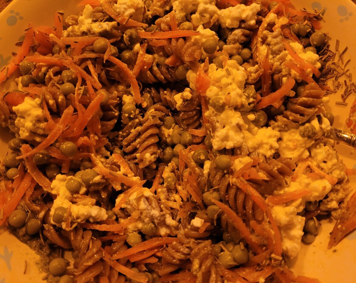 Buckwheat pasta with peas, carrot, pesto, cottage cheese and rosemary, 600 cal