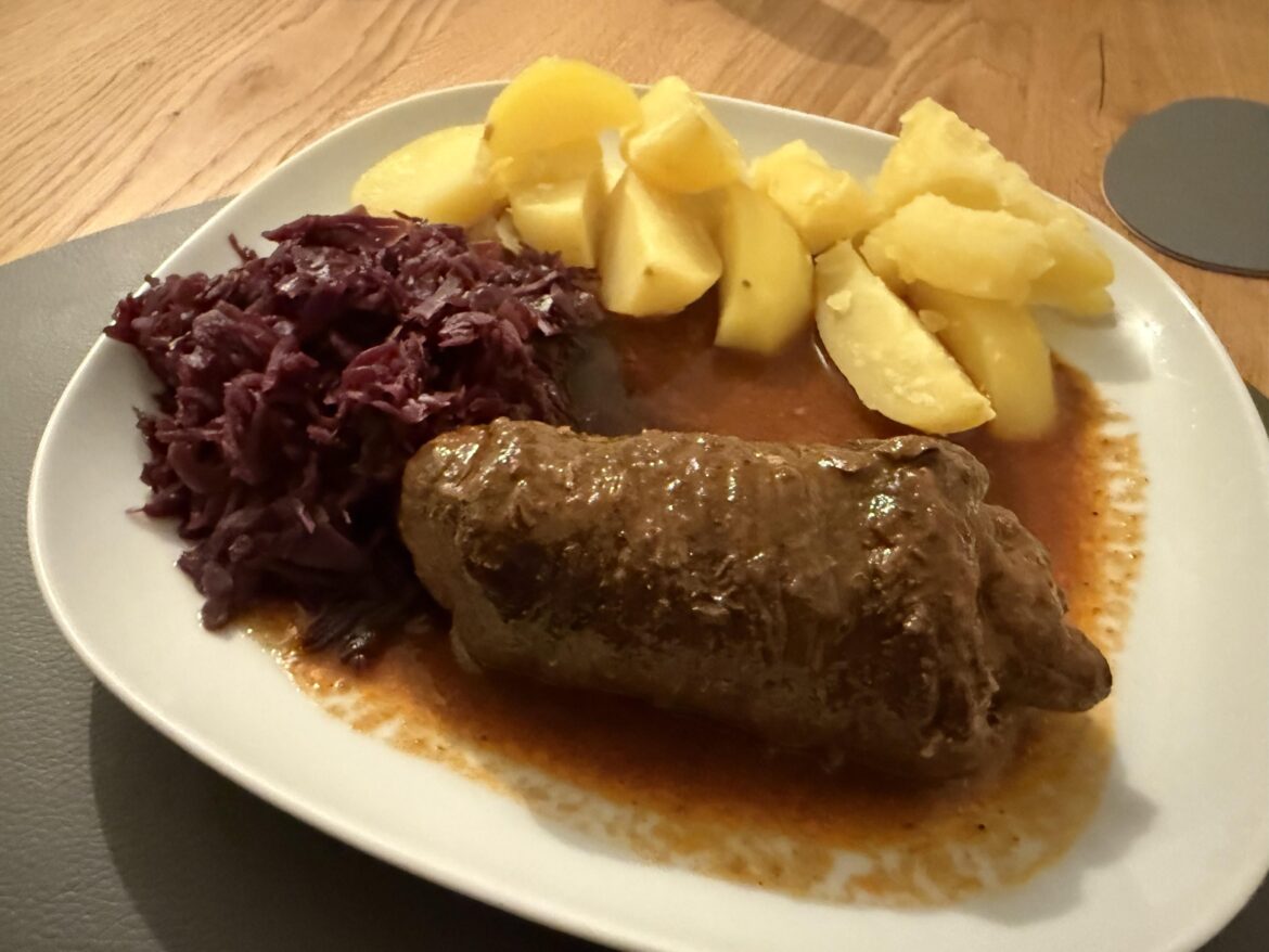 Roulade with potatoes and red cabbage
